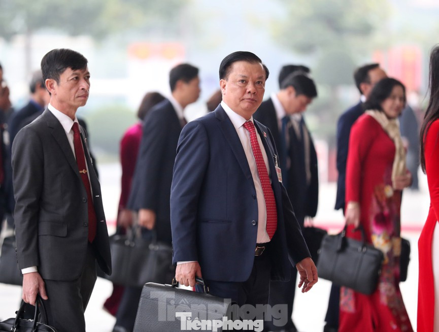 Bộ trưởng Bộ Tài chính Đinh Tiến Dũng được bầu làm Uỷ viên Bộ Chính trị khóa XIII Hai Bộ trưởng Đinh Tiến Dũng và Trần Tuấn Anh được bầu vào Bộ Chính trị ảnh 1