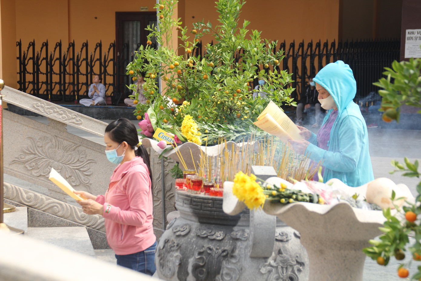 Người dân TPHCM vái vọng ngoài cổng chùa ngày rằm tháng Giêng ảnh 13