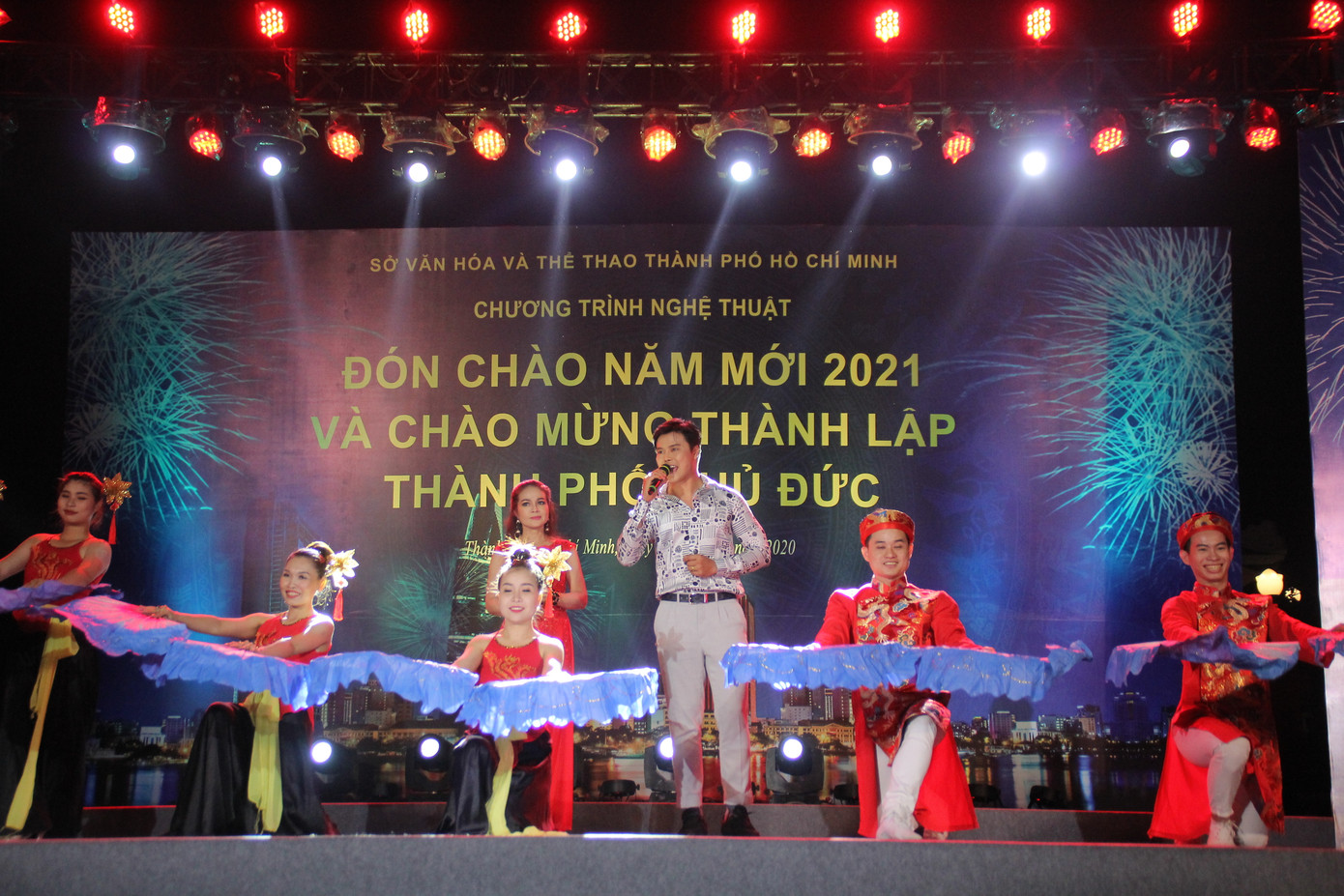 Người dân thành phố Thủ Đức hân hoan với màn pháo hoa chào năm mới ảnh 4