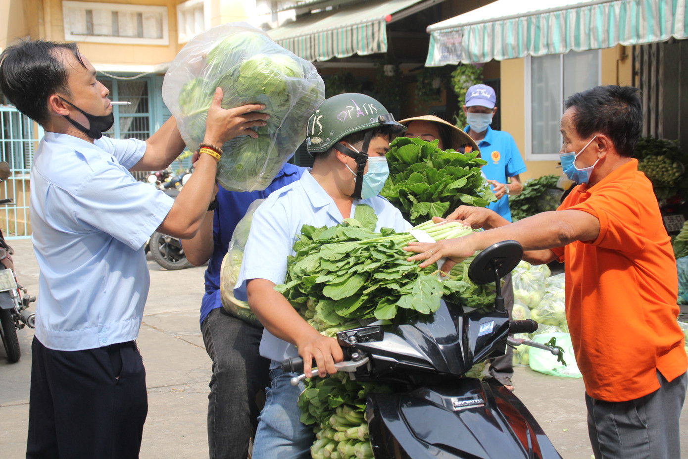 Người dân TPHCM hào hứng 'giải cứu' nông sản Hải Dương ảnh 16