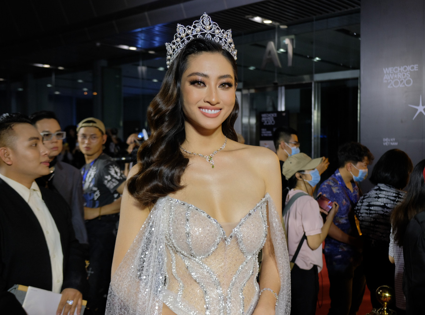 Top 3 HHVN 2020 và dàn người đẹp khoe sắc trên thảm đỏ WeChoice 2020 ảnh 4