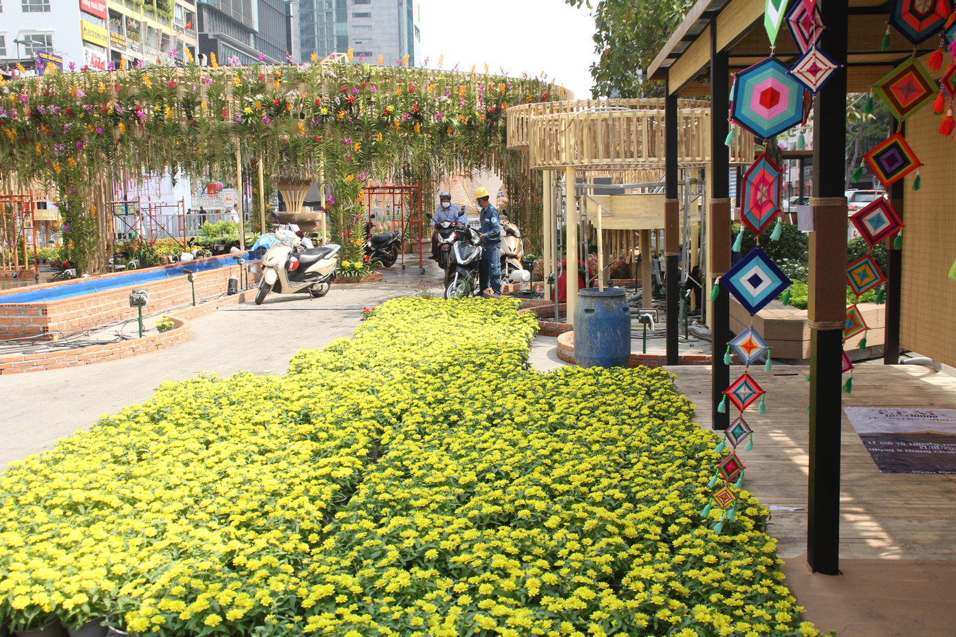 Hình hài Đường hoa Nguyễn Huệ sau hơn 10 ngày thi công ảnh 31