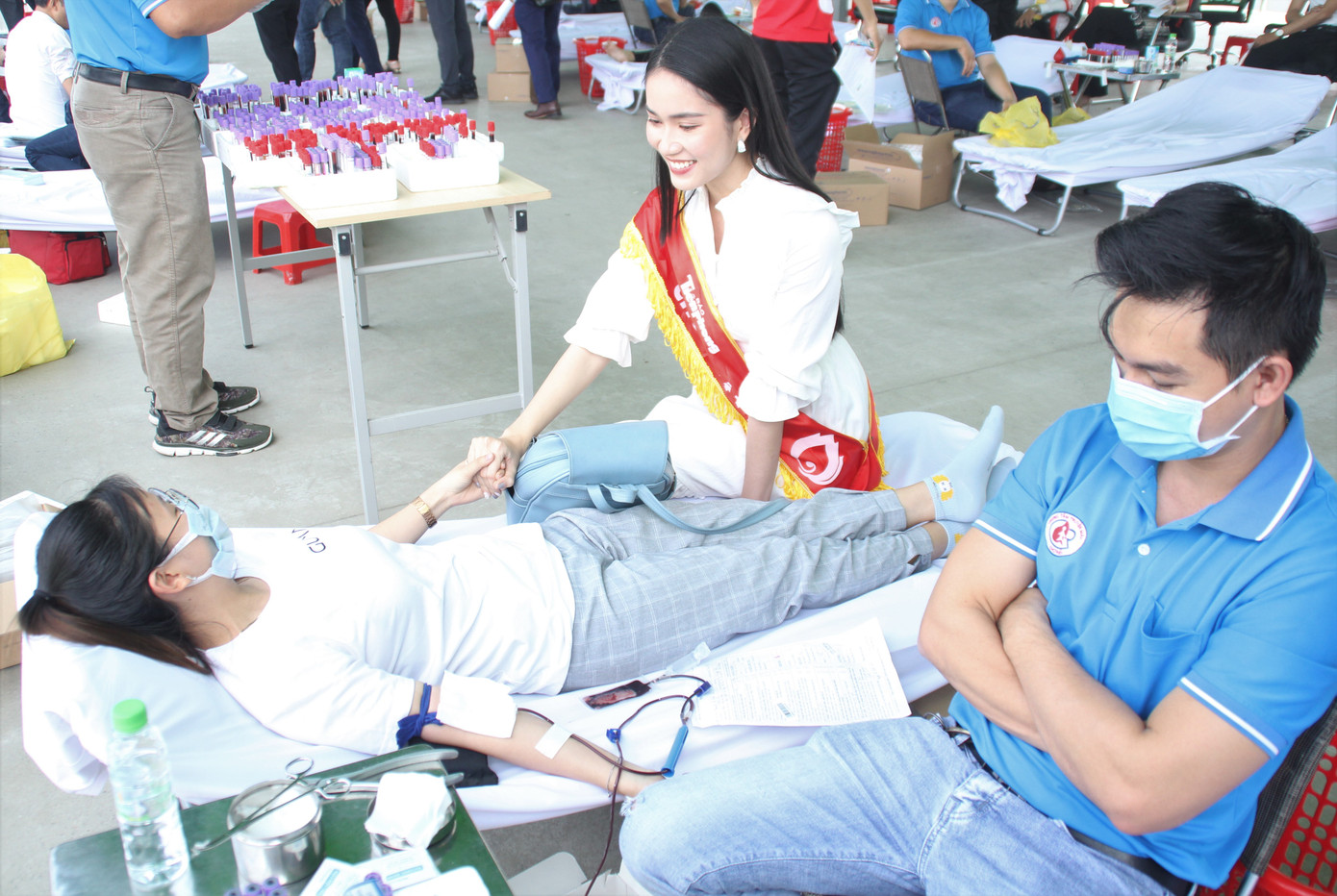 Hoa hậu Đỗ Thị Hà, Á hậu Phương Anh xinh tươi cổ động Chủ nhật Đỏ ảnh 10