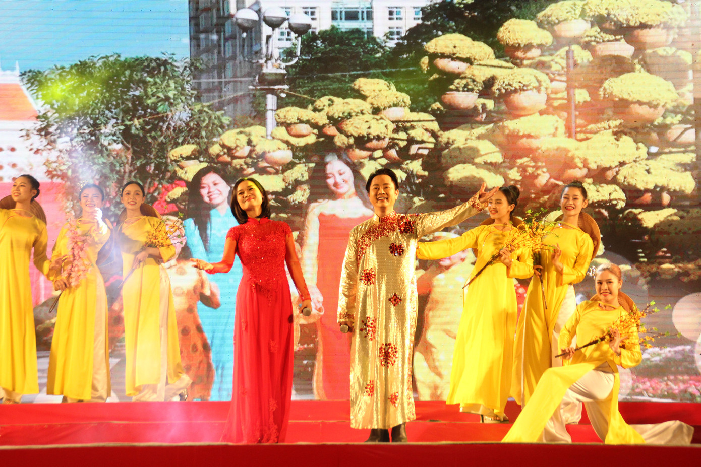 Đàm Vĩnh Hưng cùng dàn nghệ sĩ rộn ràng đón xuân ở phố hoa mai giữa lòng Sài thành ảnh 7