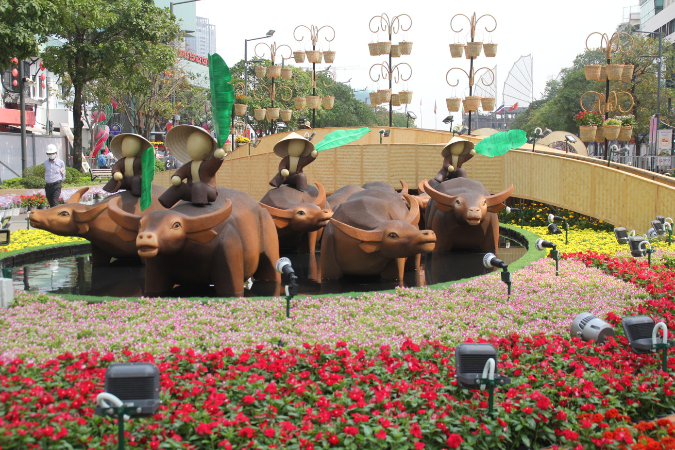 Hình hài Đường hoa Nguyễn Huệ sau hơn 10 ngày thi công ảnh 3