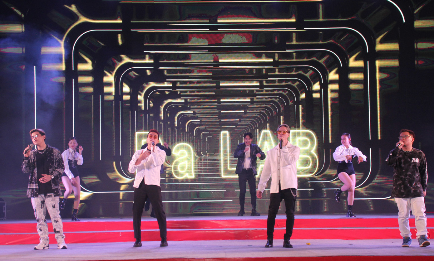 Vào vai Táo quân, Huỳnh Lập bắn rap vui nhộn trên sân khấu gala Mai Vàng ảnh 13