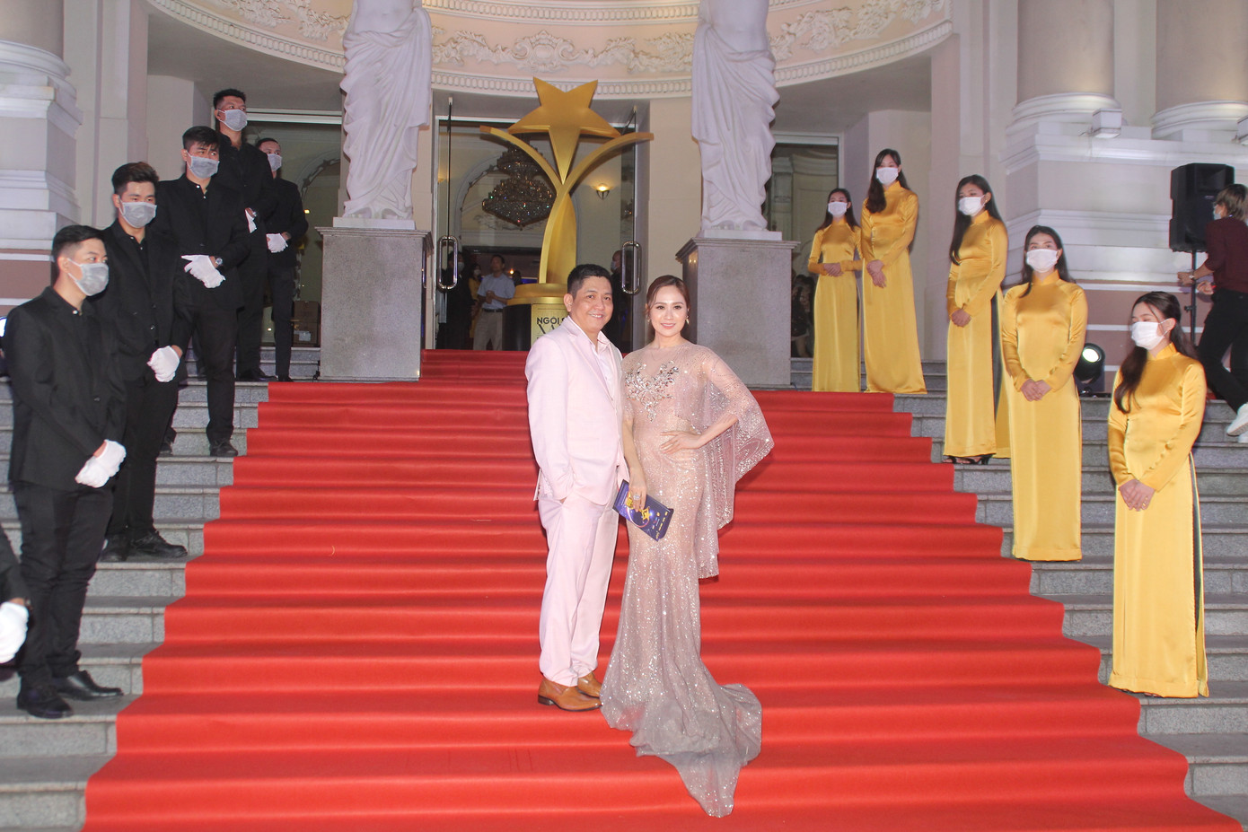 Hoa hậu Đỗ Thị Hà, người đẹp Cẩm Đan gợi cảm trên thảm đỏ Ngôi sao xanh 2020 ảnh 17