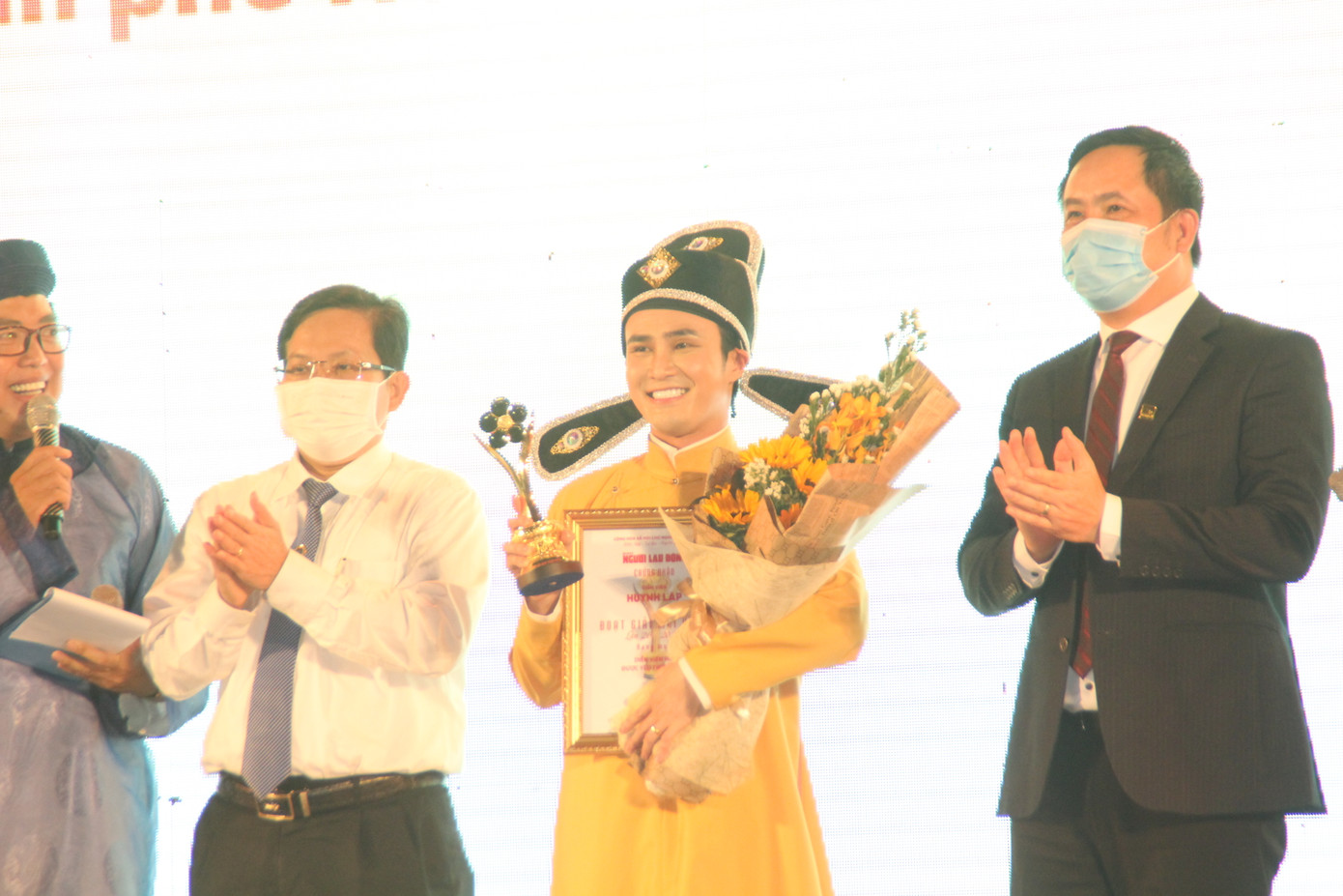 Vào vai Táo quân, Huỳnh Lập bắn rap vui nhộn trên sân khấu gala Mai Vàng ảnh 3