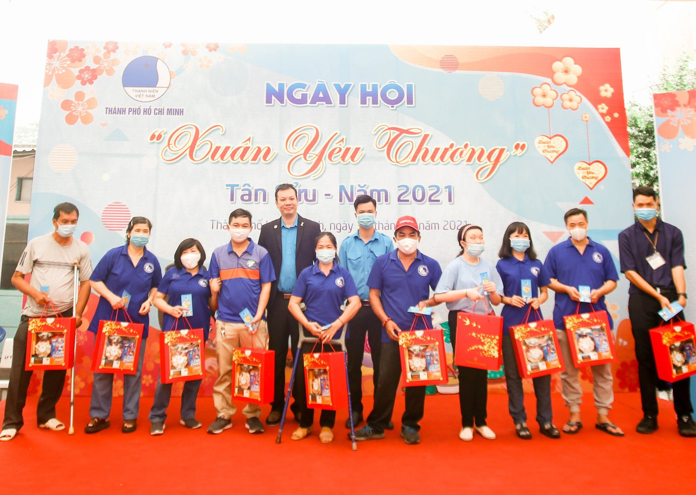 'Xuân yêu thương' tặng quà Tết cho người dân có hoàn cảnh khó khăn ảnh 2