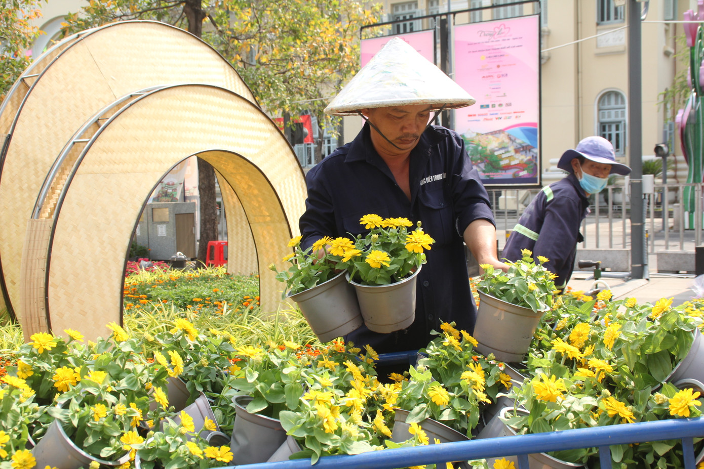 Hình hài Đường hoa Nguyễn Huệ sau hơn 10 ngày thi công ảnh 12