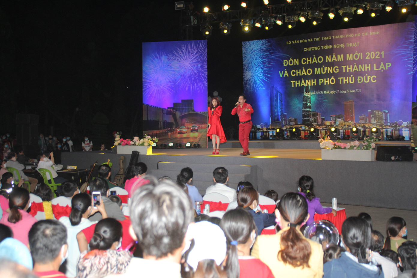 Người dân thành phố Thủ Đức hân hoan với màn pháo hoa chào năm mới ảnh 5