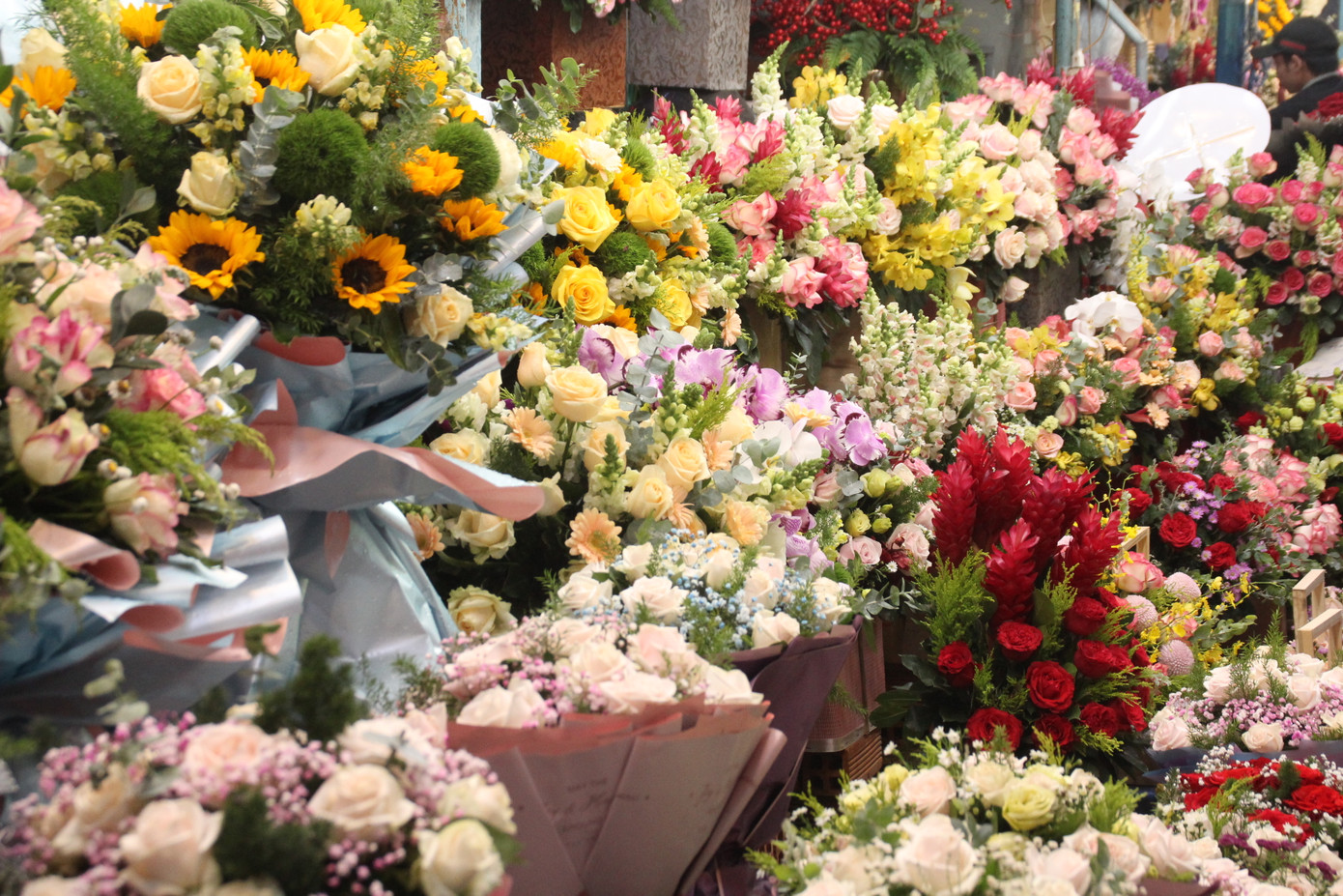 Cắm hoa xuyên đêm ở phố hoa lớn nhất TPHCM dịp 8/3 ảnh 15