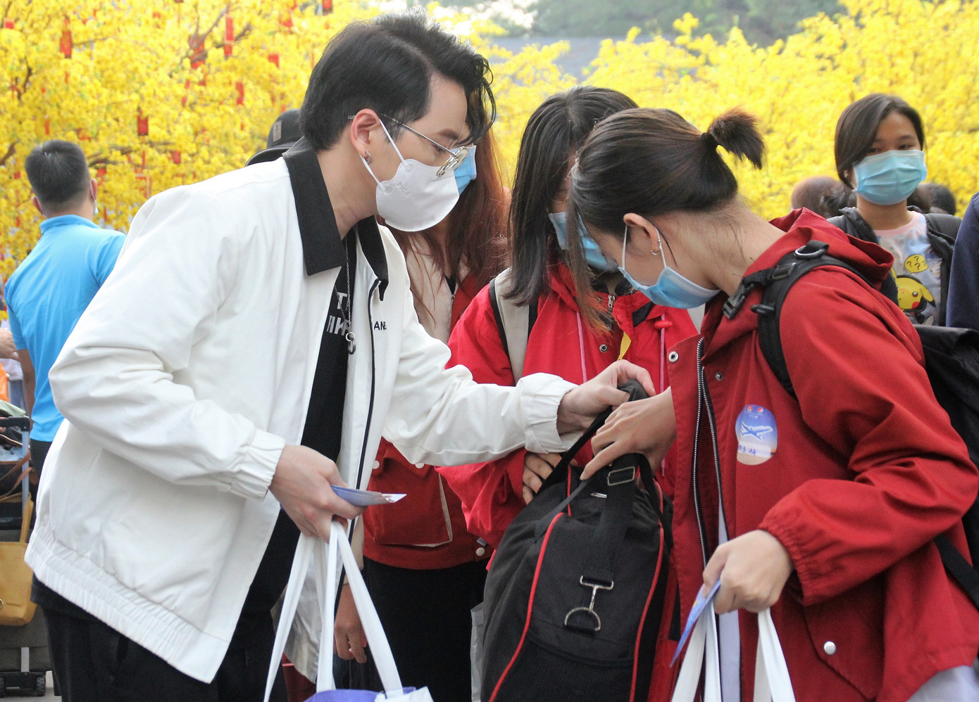 Mang Tết về nhà, tặng vé máy bay ô tô khứ hồi cho người lao động khó khăn ảnh 14