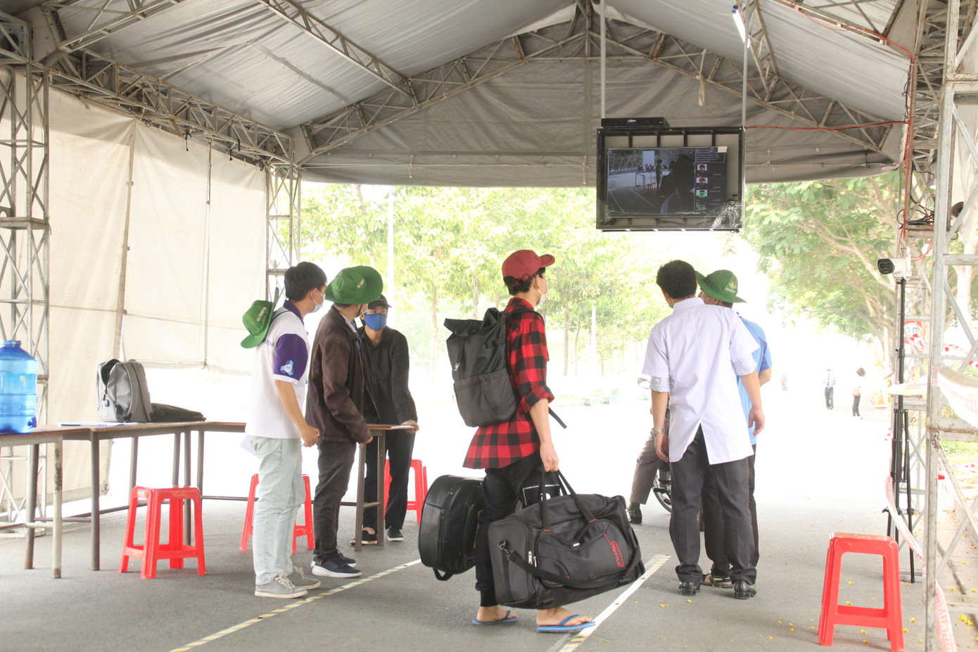 Sinh viên khai báo y tế online, quét thân nhiệt tự động trước khi vào ký túc xá ĐHQG TPHCM ảnh 5