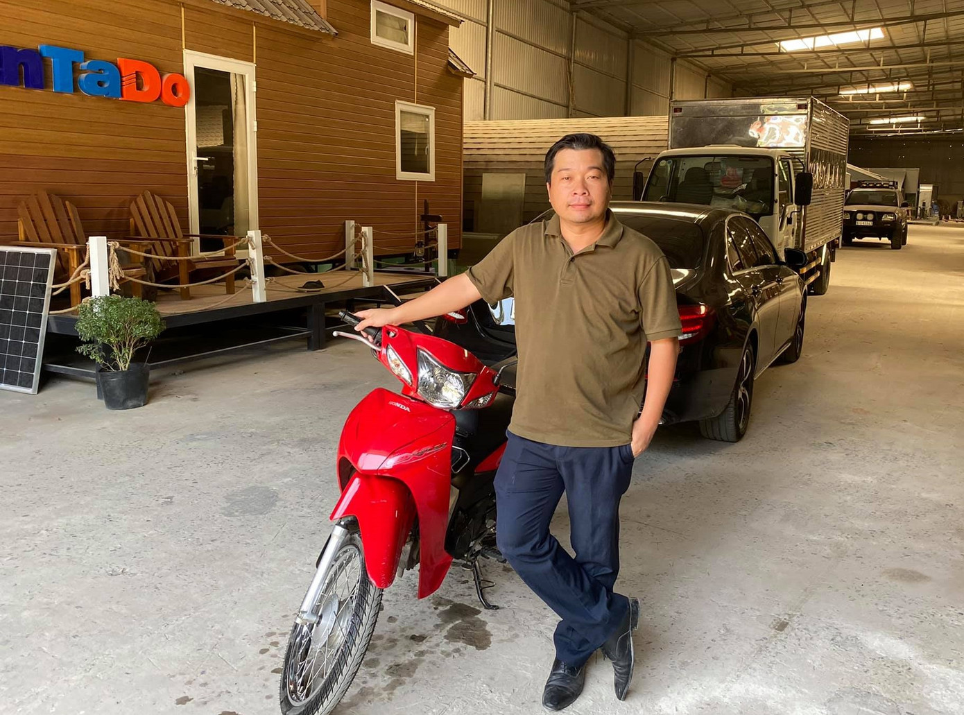 Hành động đẹp của chủ xe Mercedes với người đi xe máy cũ ảnh 1