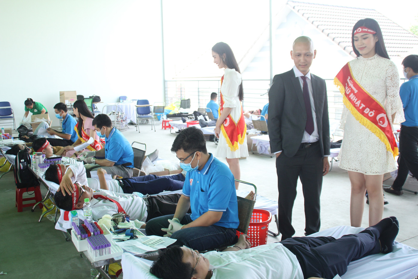 Hoa hậu Đỗ Thị Hà, Á hậu Phương Anh xinh tươi cổ động Chủ nhật Đỏ ảnh 1 Hoa hậu Đỗ Thị Hà, Á hậu Phương Anh xinh tươi cổ động Chủ nhật Đỏ ảnh 1