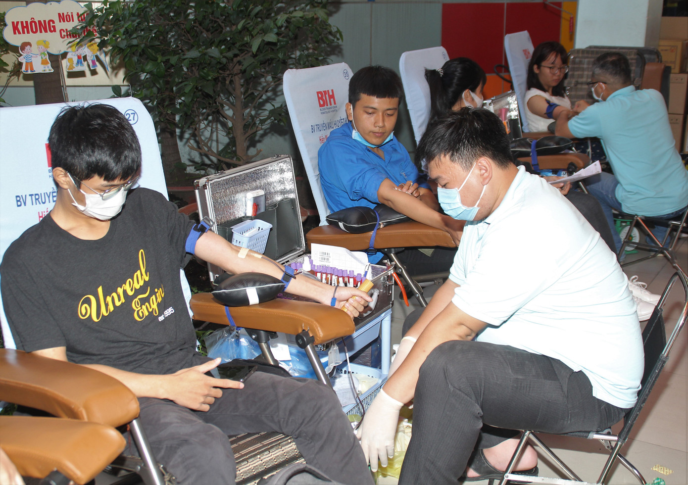 Ra quân Xuân tình nguyện, bạn trẻ TPHCM hiến máu, chỉnh trang viện dưỡng lão ảnh 6