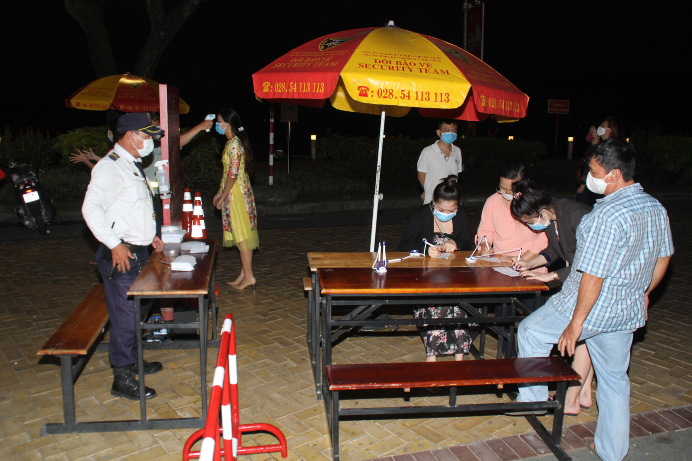 Hội hoa xuân Phú Mỹ Hưng mang cảnh trí các nước lân cận để chia sẻ với du khách không về nước dịp Tết ảnh 1