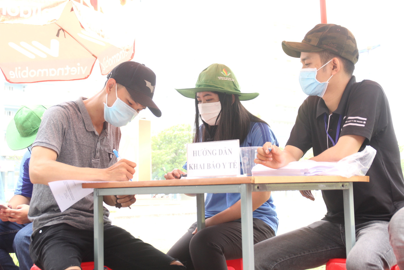 Sinh viên khai báo y tế online, quét thân nhiệt tự động trước khi vào ký túc xá ĐHQG TPHCM ảnh 3