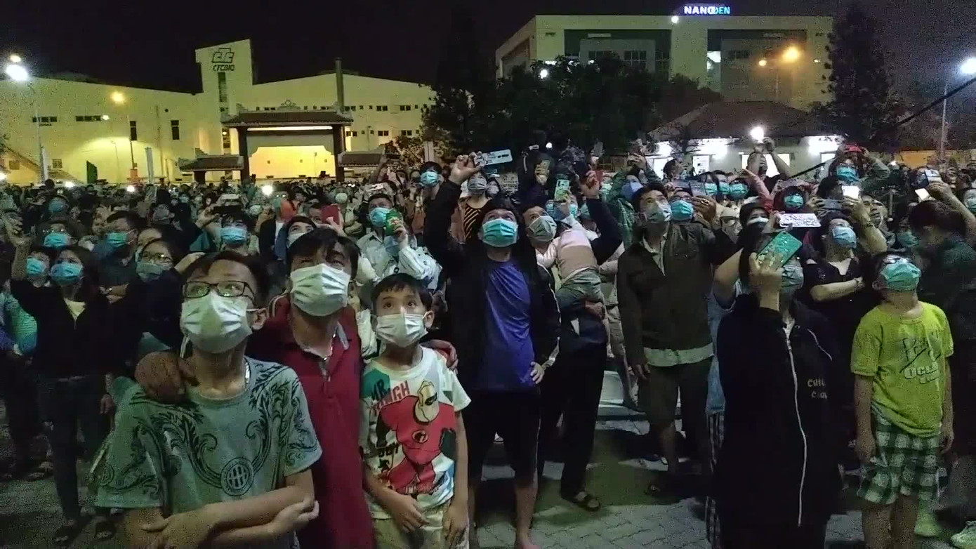 Người dân thành phố Thủ Đức hân hoan với màn pháo hoa chào năm mới ảnh 16