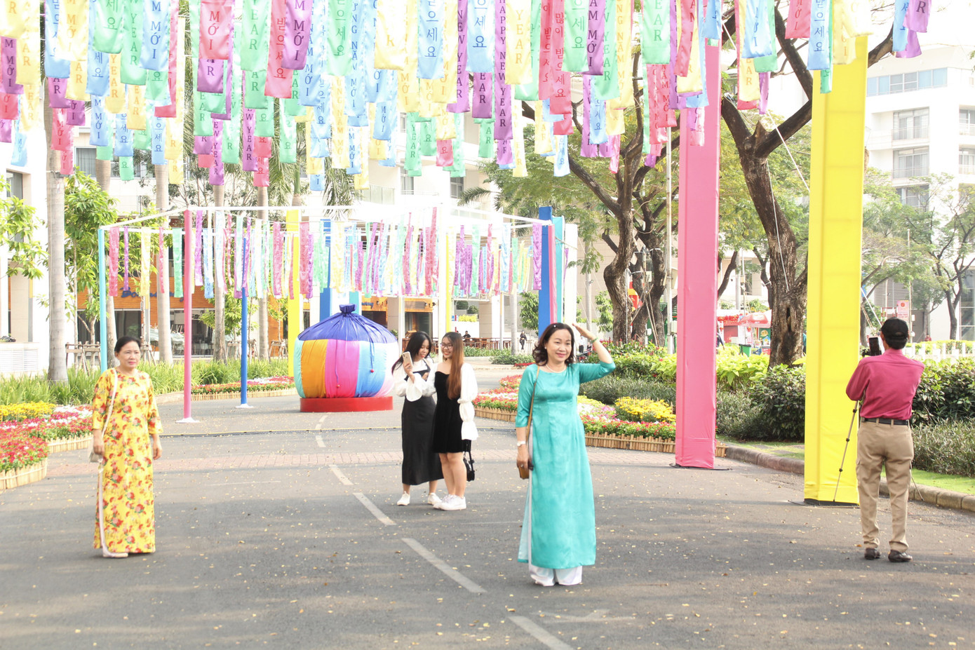 Hội hoa xuân Phú Mỹ Hưng mang cảnh trí các nước lân cận để chia sẻ với du khách không về nước dịp Tết ảnh 18