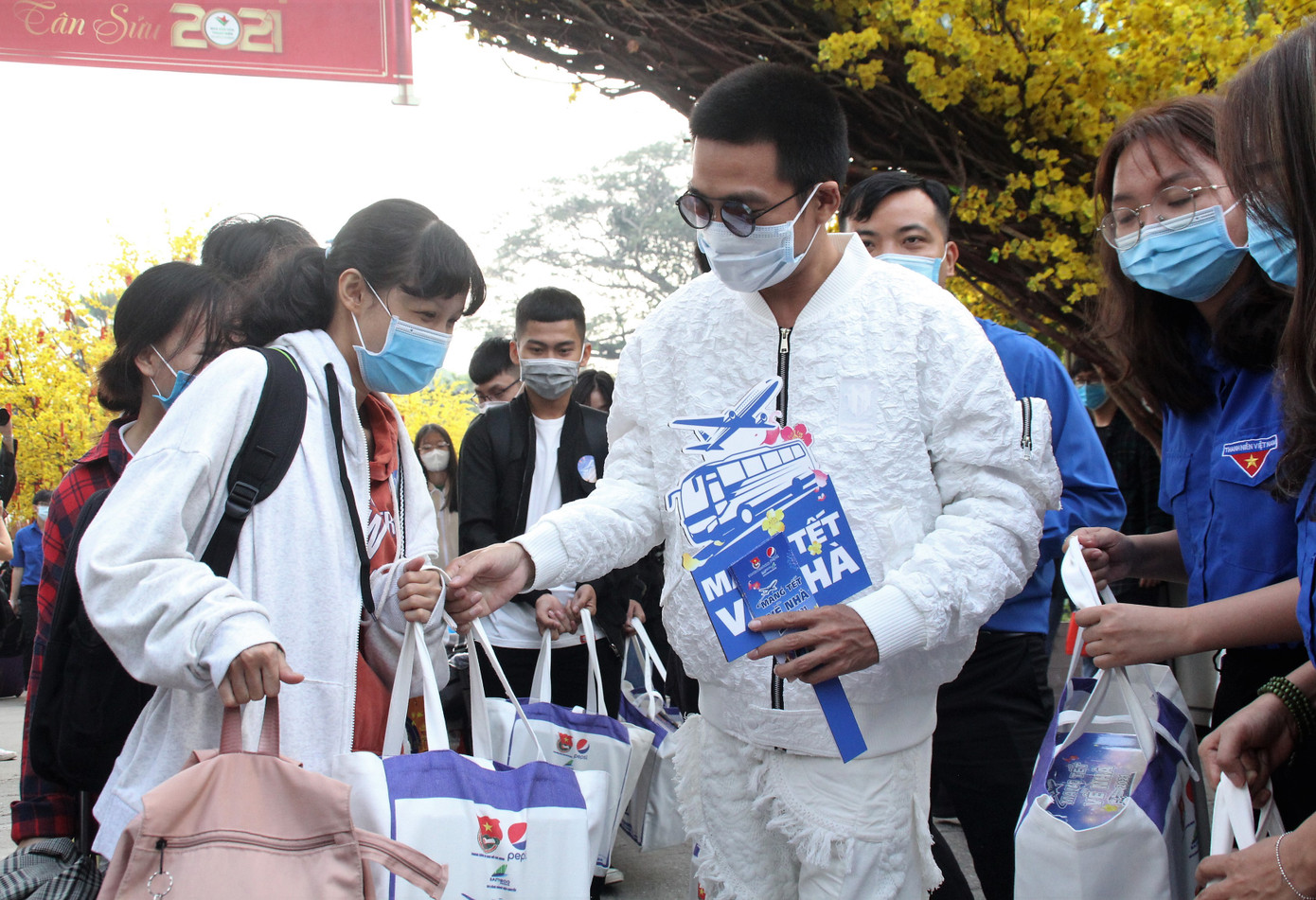 Mang Tết về nhà, tặng vé máy bay ô tô khứ hồi cho người lao động khó khăn ảnh 13