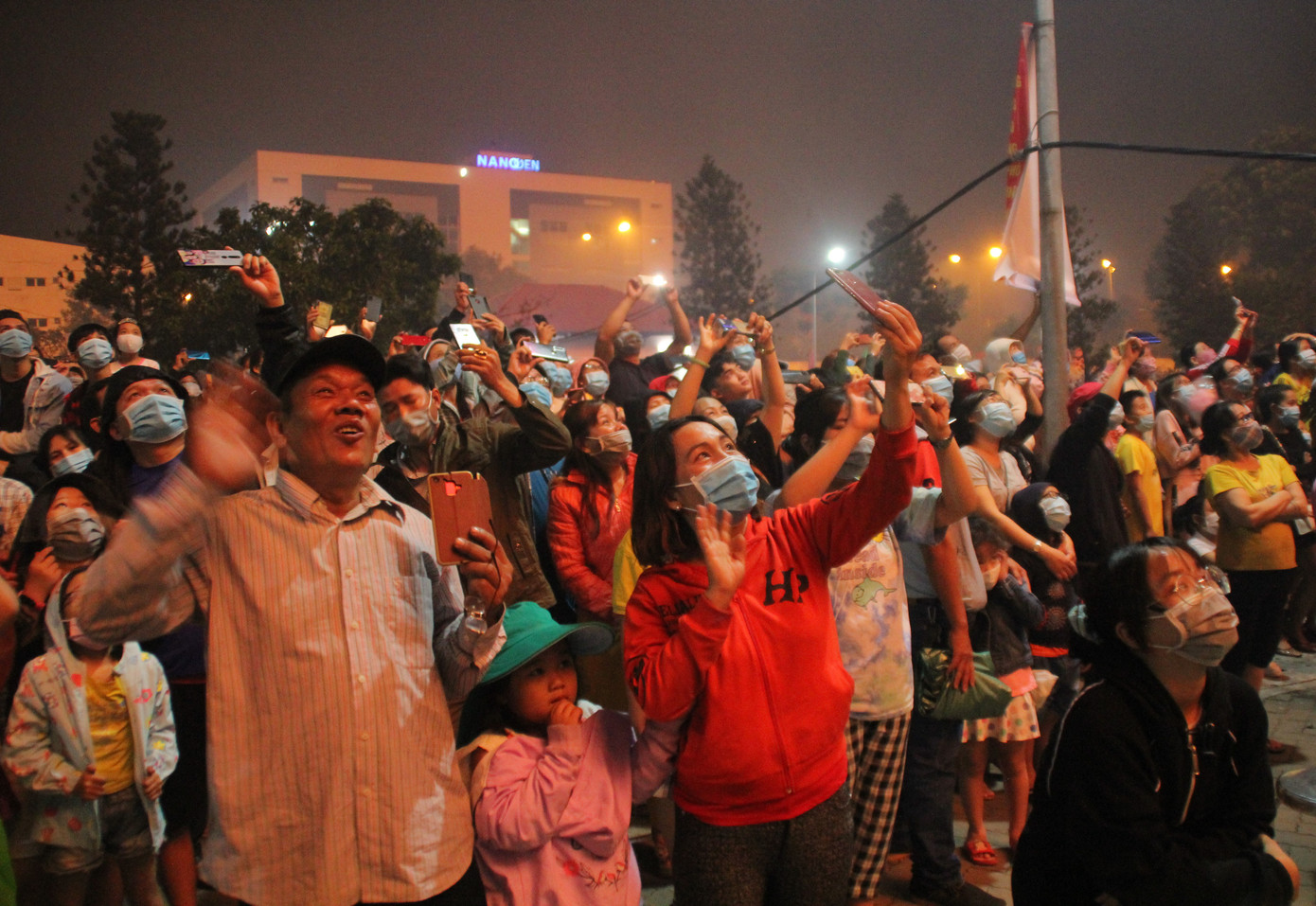 Người dân thành phố Thủ Đức hân hoan với màn pháo hoa chào năm mới ảnh 17