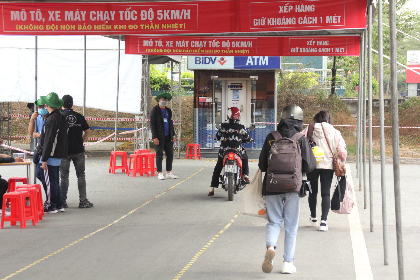 Sinh viên khai báo y tế online, quét thân nhiệt tự động trước khi vào ký túc xá ĐHQG TPHCM ảnh 4