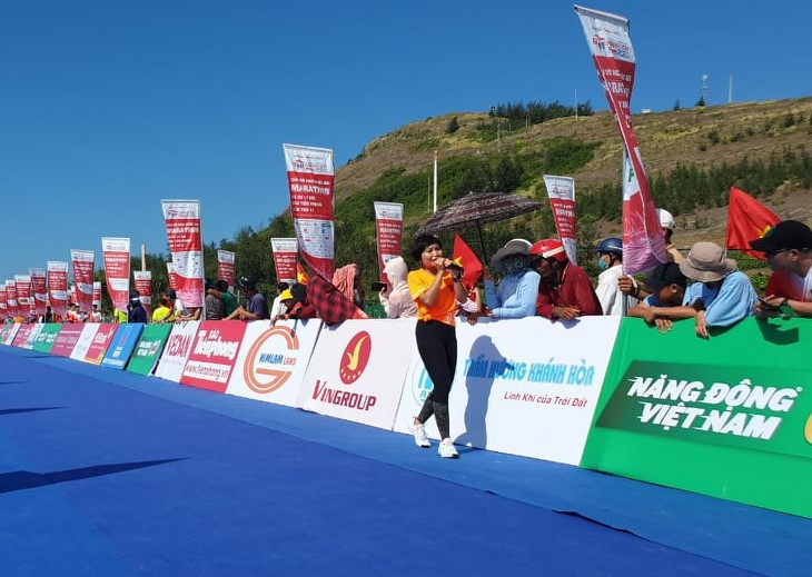 Cô gái năng động vừa làm MC, vừa là vận động viên chạy ở giải Tiền Phong Marathon ảnh 5