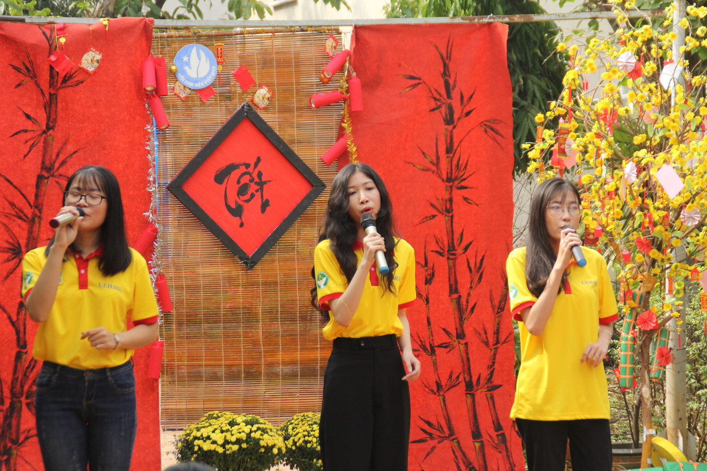 Bạn trẻ mang đến nụ cười xuân ở viện dưỡng lão ảnh 9