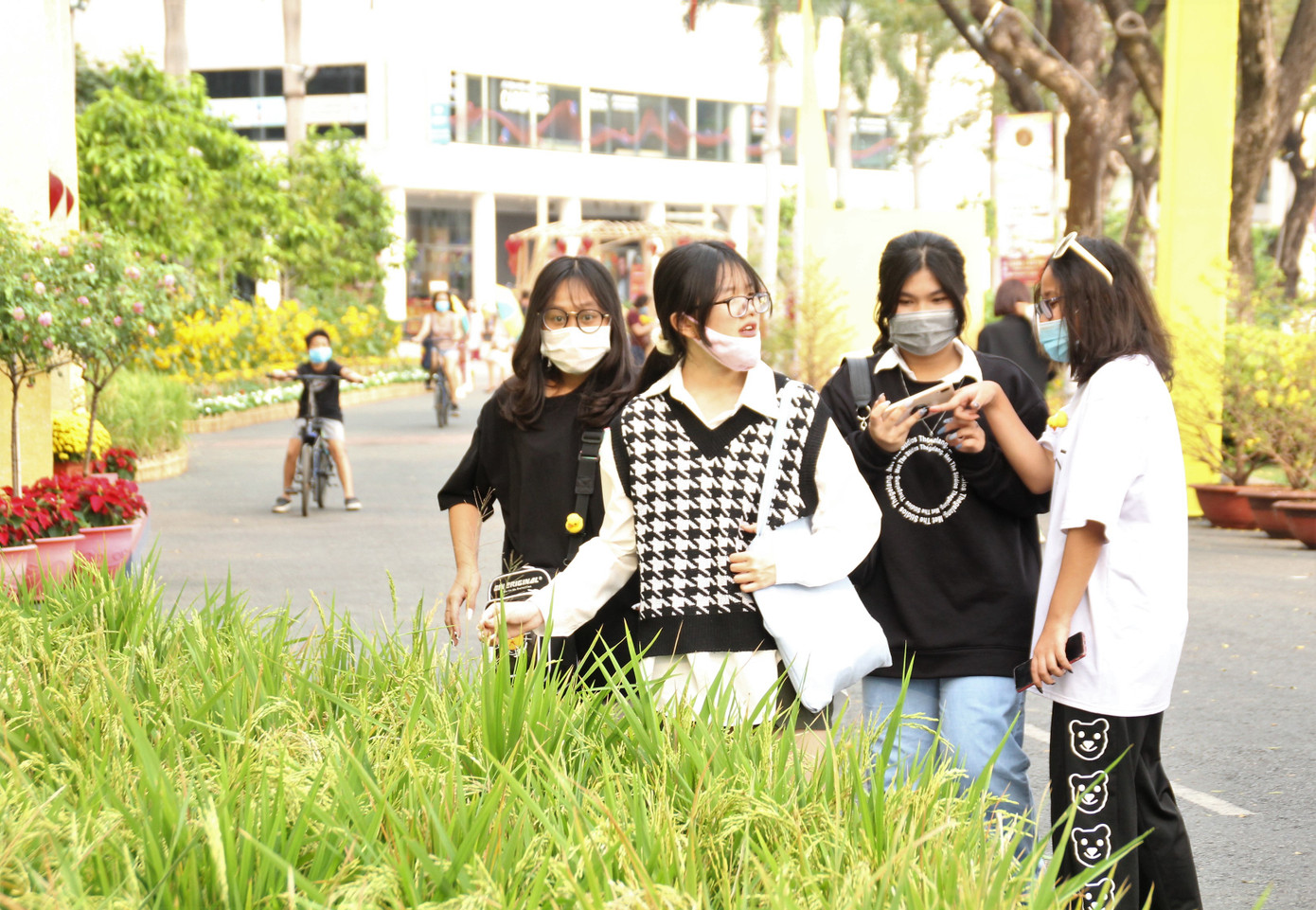 Hội hoa xuân Phú Mỹ Hưng mang cảnh trí các nước lân cận để chia sẻ với du khách không về nước dịp Tết ảnh 11