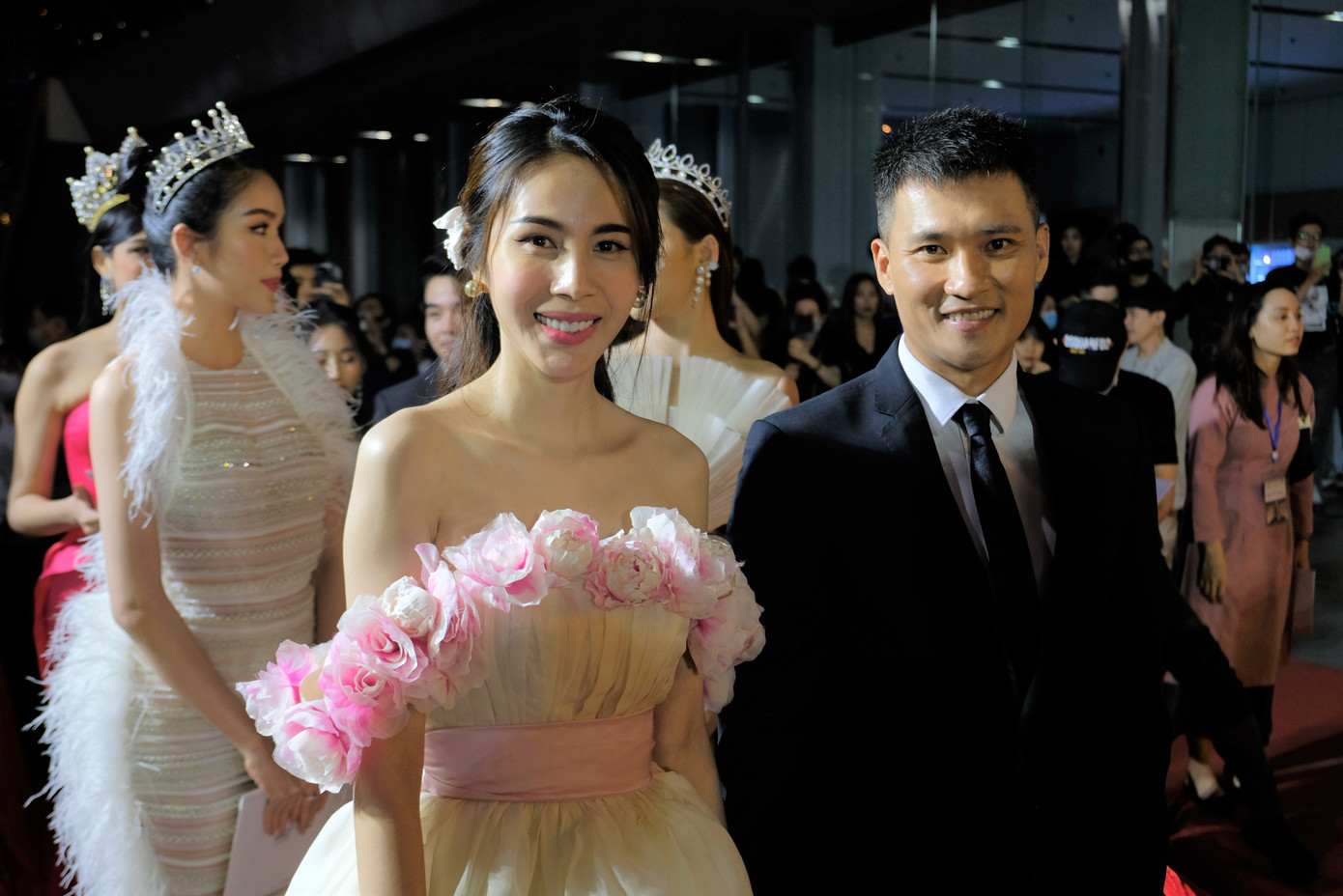 Top 3 HHVN 2020 và dàn người đẹp khoe sắc trên thảm đỏ WeChoice 2020 ảnh 9