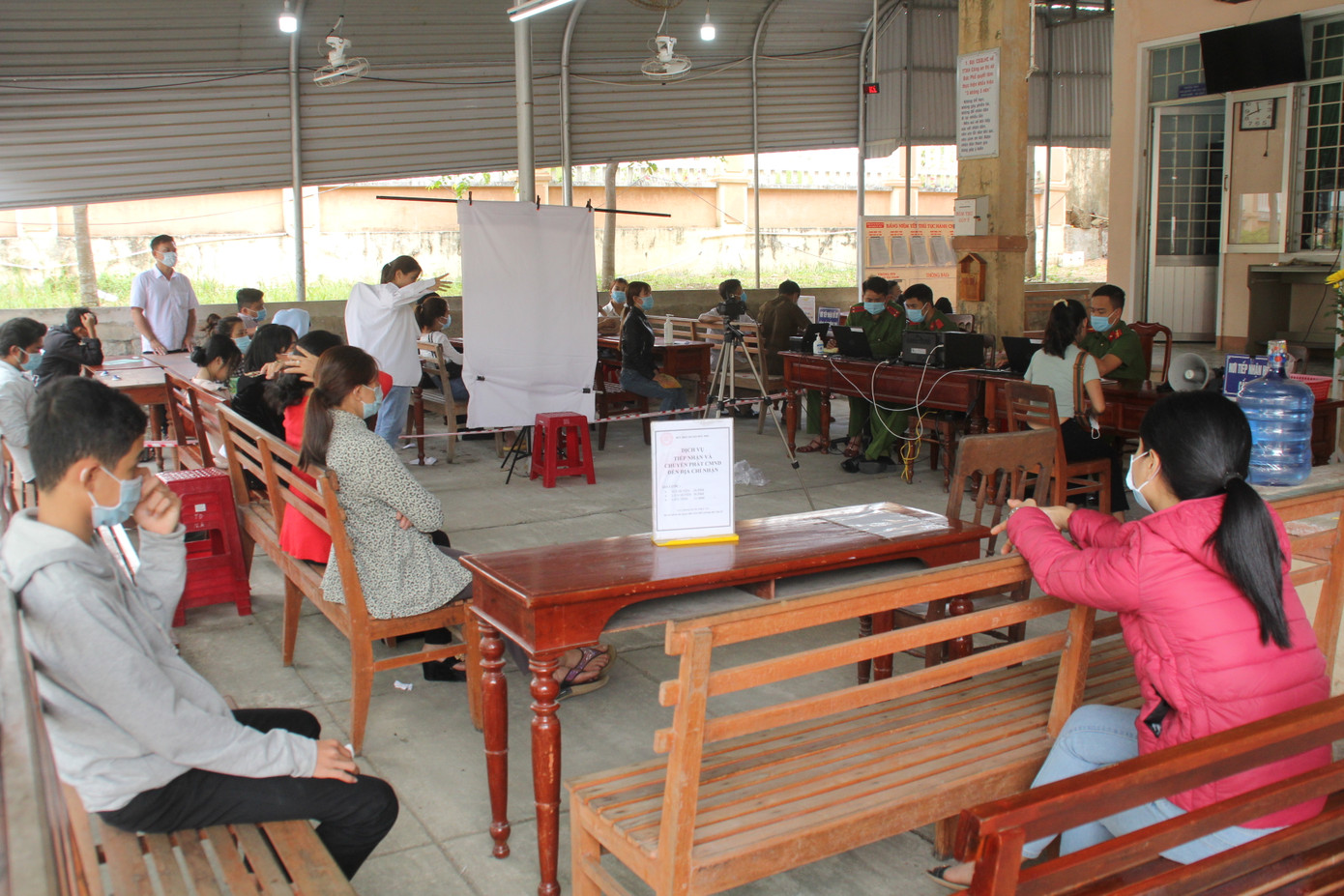 Làm căn cước công dân 'xuyên trưa, xuyên cuối tuần' trước nhu cầu tăng của người dân sau Tết ảnh 1