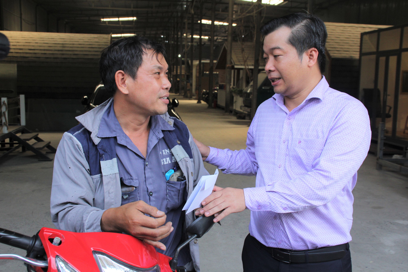 Người đàn ông được chủ xe Mercedes tặng xe: 'Món quà giúp con tôi đi học đỡ mặc cảm' ảnh 1