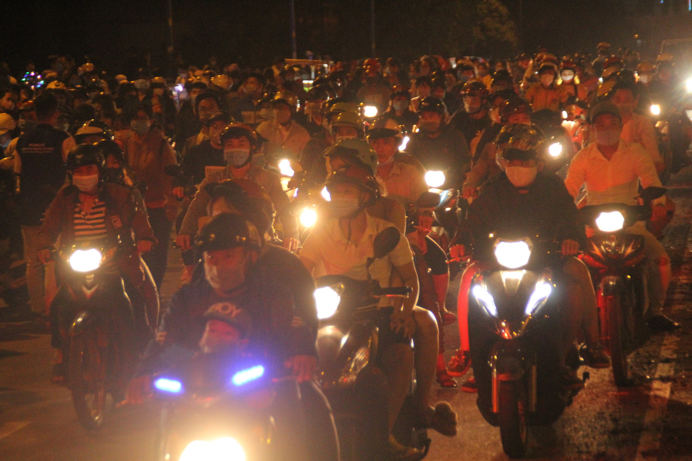 Người dân thành phố Thủ Đức hân hoan với màn pháo hoa chào năm mới ảnh 2