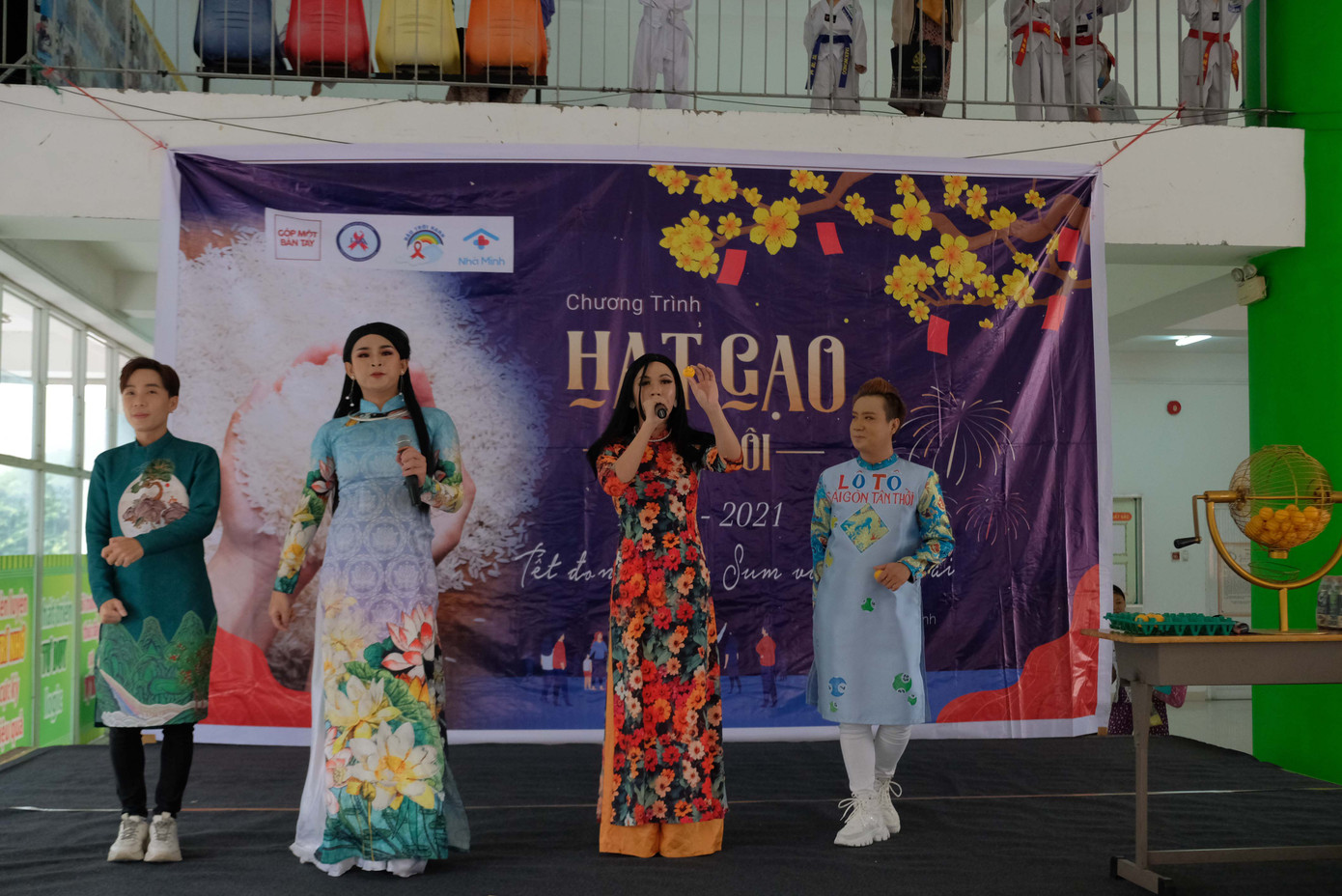 Hoa hậu H'Hen Niê nhiệt tình vác gạo chia sẻ với bà con nghèo ảnh 11