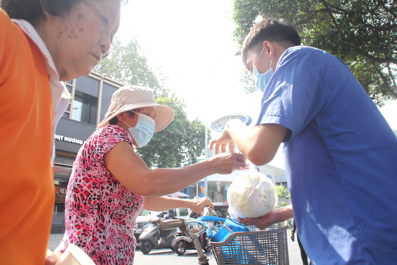 Người dân TPHCM hào hứng 'giải cứu' nông sản Hải Dương ảnh 5