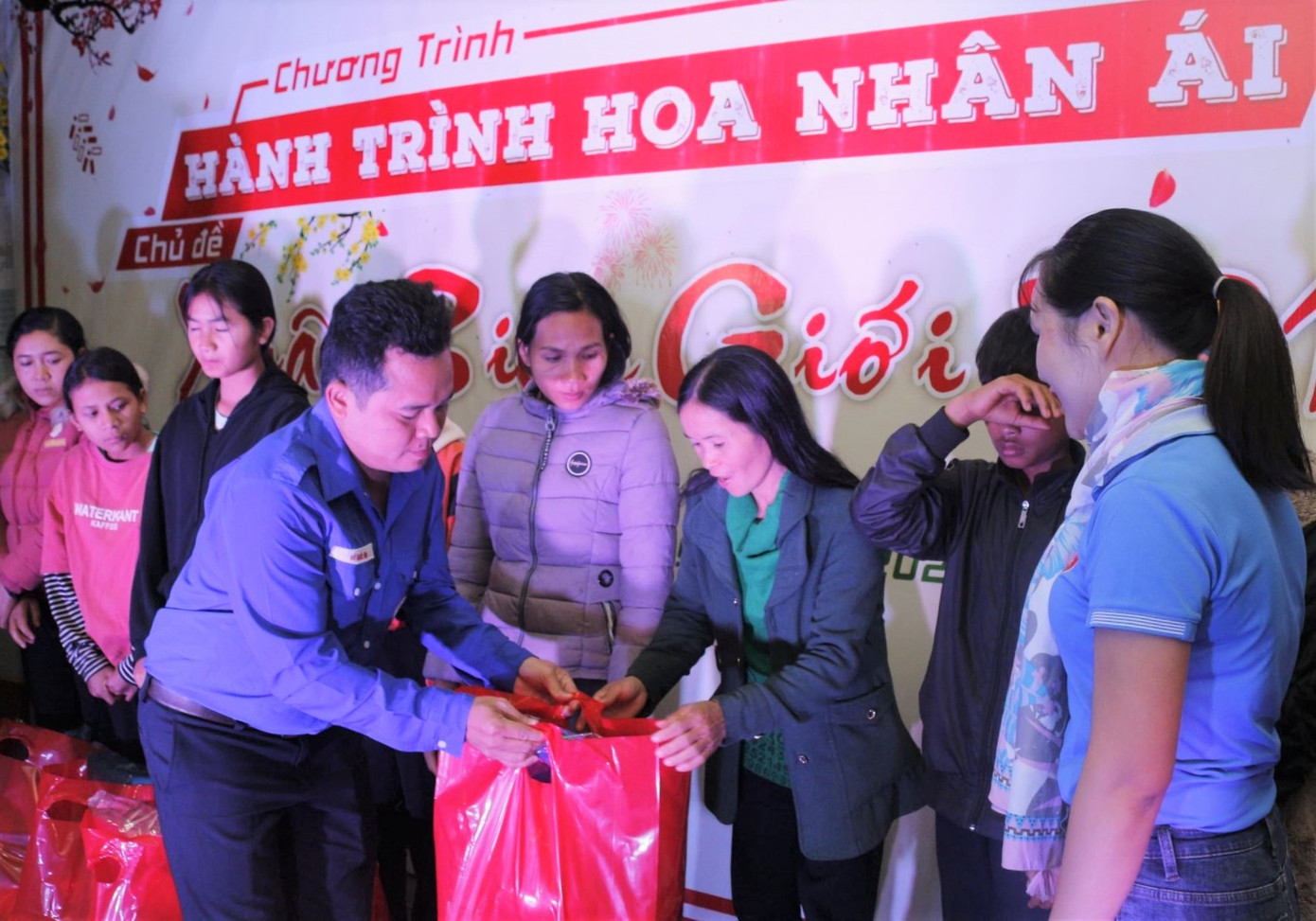 'Hành trình hoa nhân ái' chia sẻ quà ấm tình với bà con vùng khó Đắk Nông ảnh 1