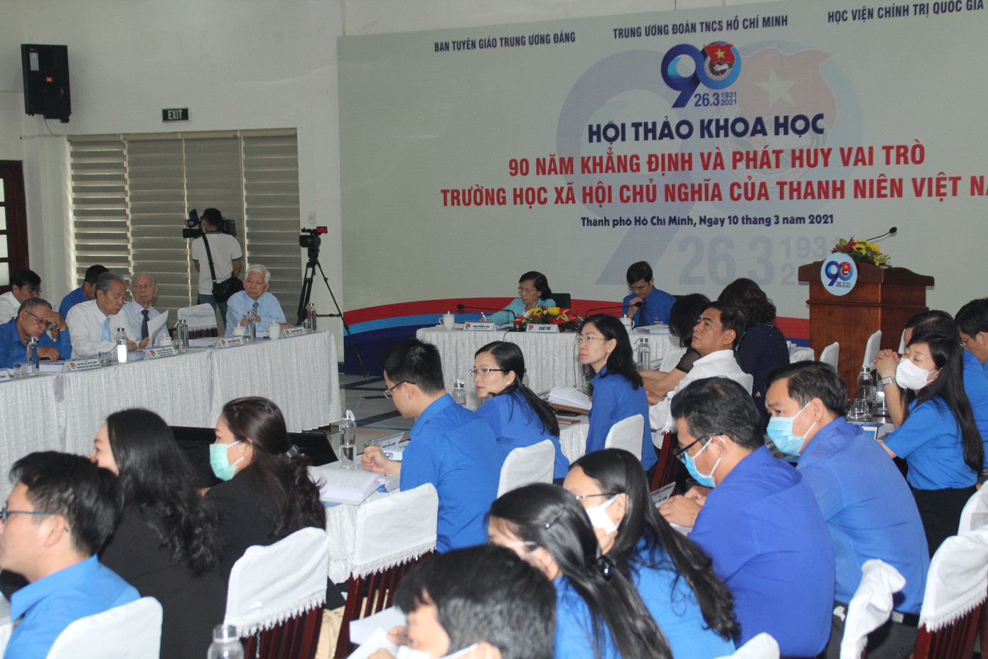 Bạn trẻ Cần Thơ biến bức tường cũ thành bích họa rực rỡ sắc màu ảnh 14