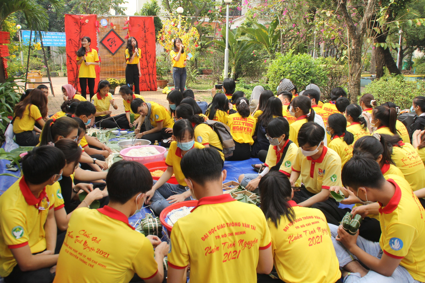 Bạn trẻ mang đến nụ cười xuân ở viện dưỡng lão ảnh 10