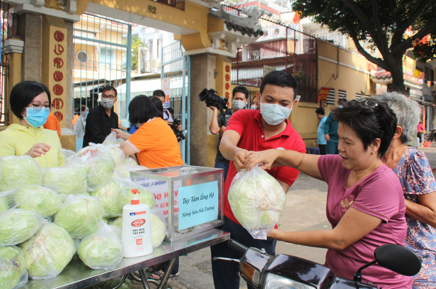 Người dân TPHCM hào hứng 'giải cứu' nông sản Hải Dương ảnh 12