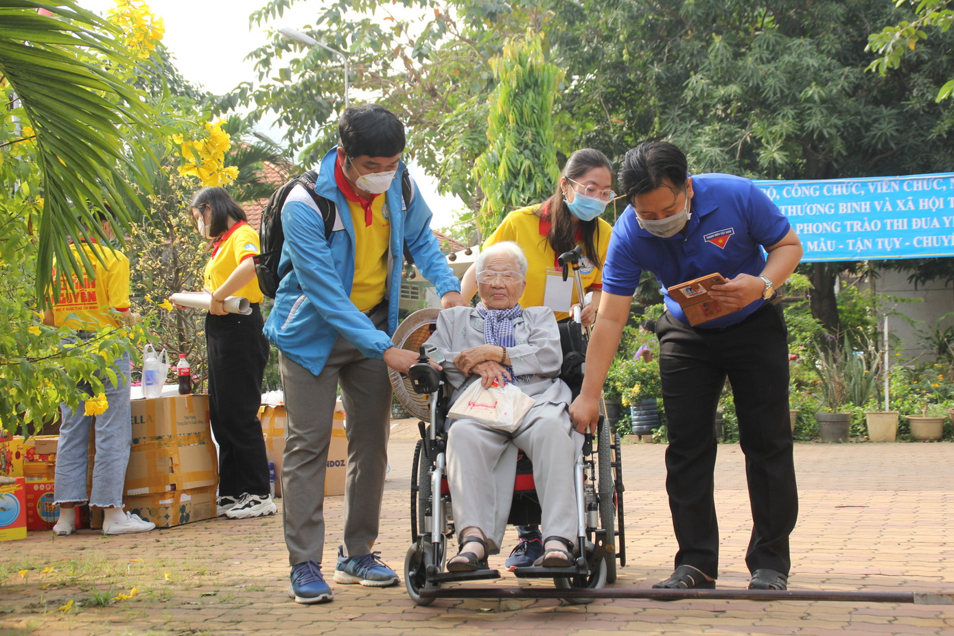 Bạn trẻ mang đến nụ cười xuân ở viện dưỡng lão ảnh 2