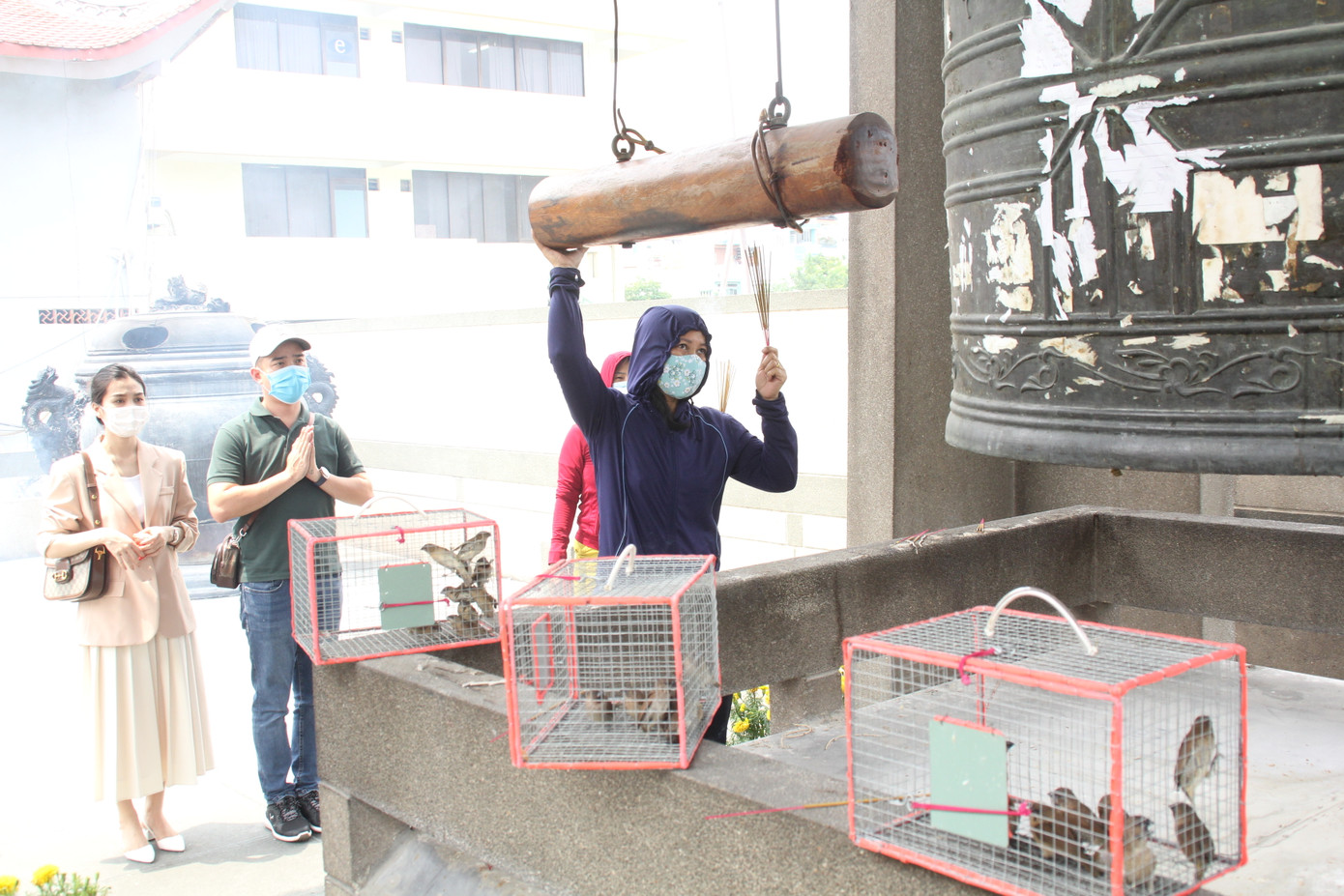 Người dân TPHCM vái vọng ngoài cổng chùa ngày rằm tháng Giêng ảnh 19