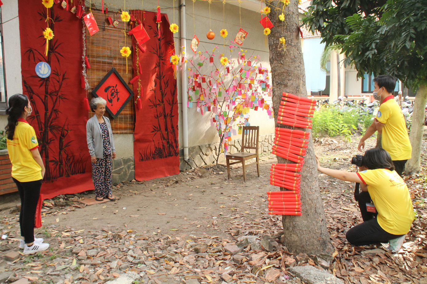 Bạn trẻ mang đến nụ cười xuân ở viện dưỡng lão ảnh 8