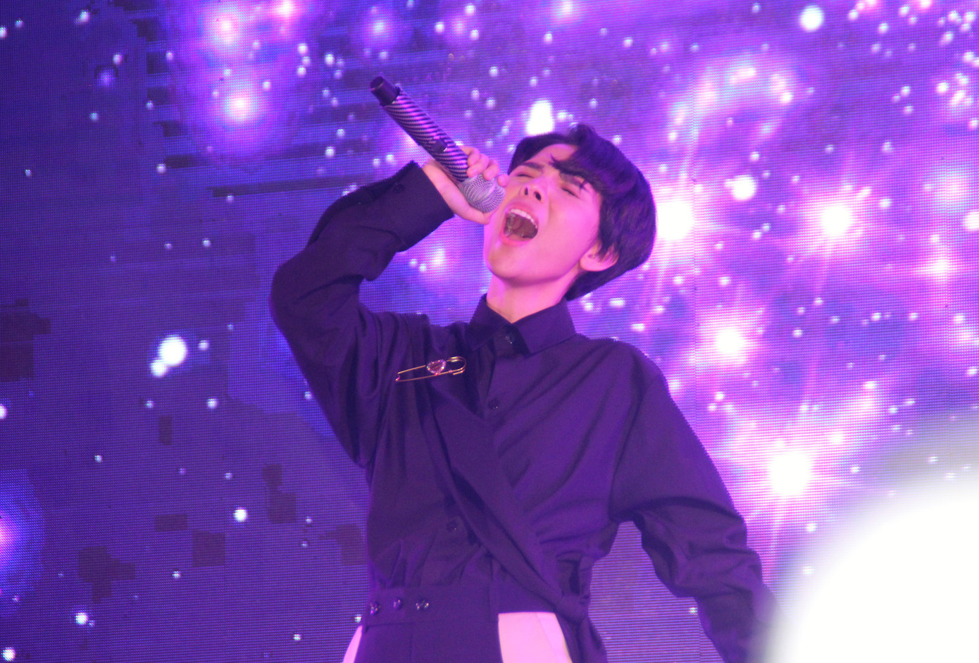 Vào vai Táo quân, Huỳnh Lập bắn rap vui nhộn trên sân khấu gala Mai Vàng ảnh 9