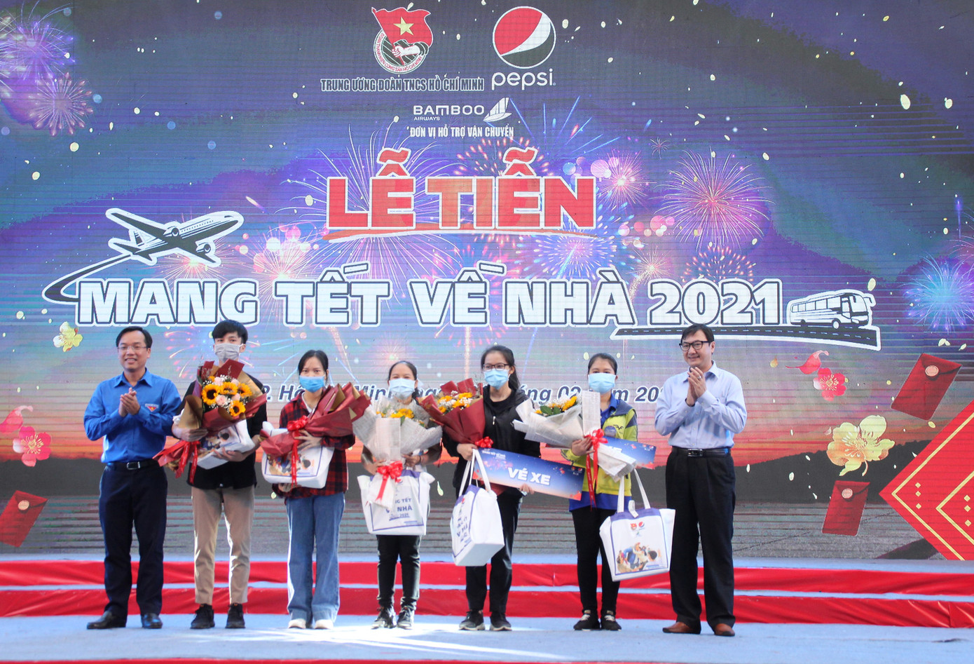 Mang Tết về nhà, tặng vé máy bay ô tô khứ hồi cho người lao động khó khăn ảnh 6