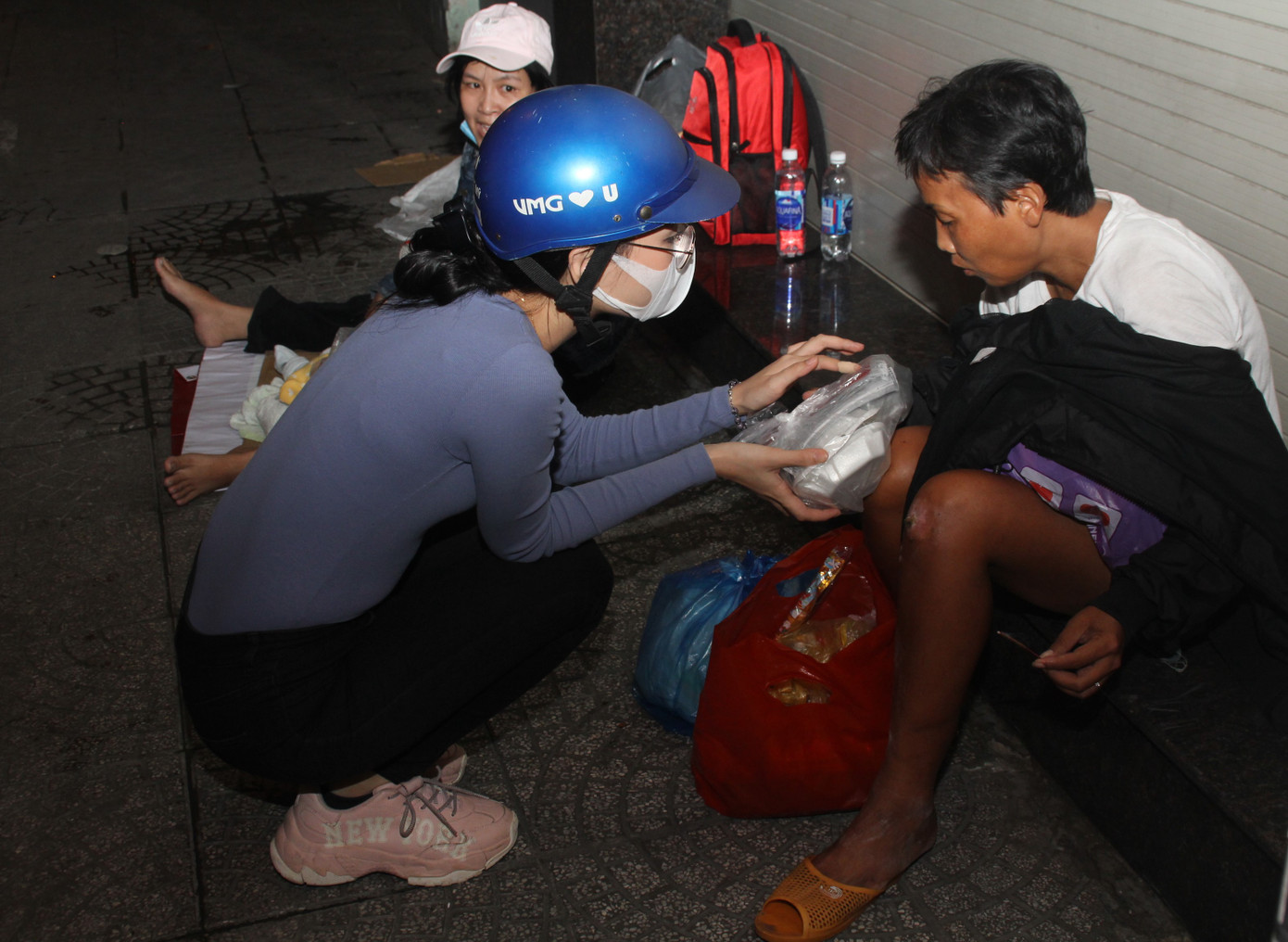 Người đẹp Nhân ái Mai Phương trao quà Tết cho người vô gia cư trong đêm ảnh 5