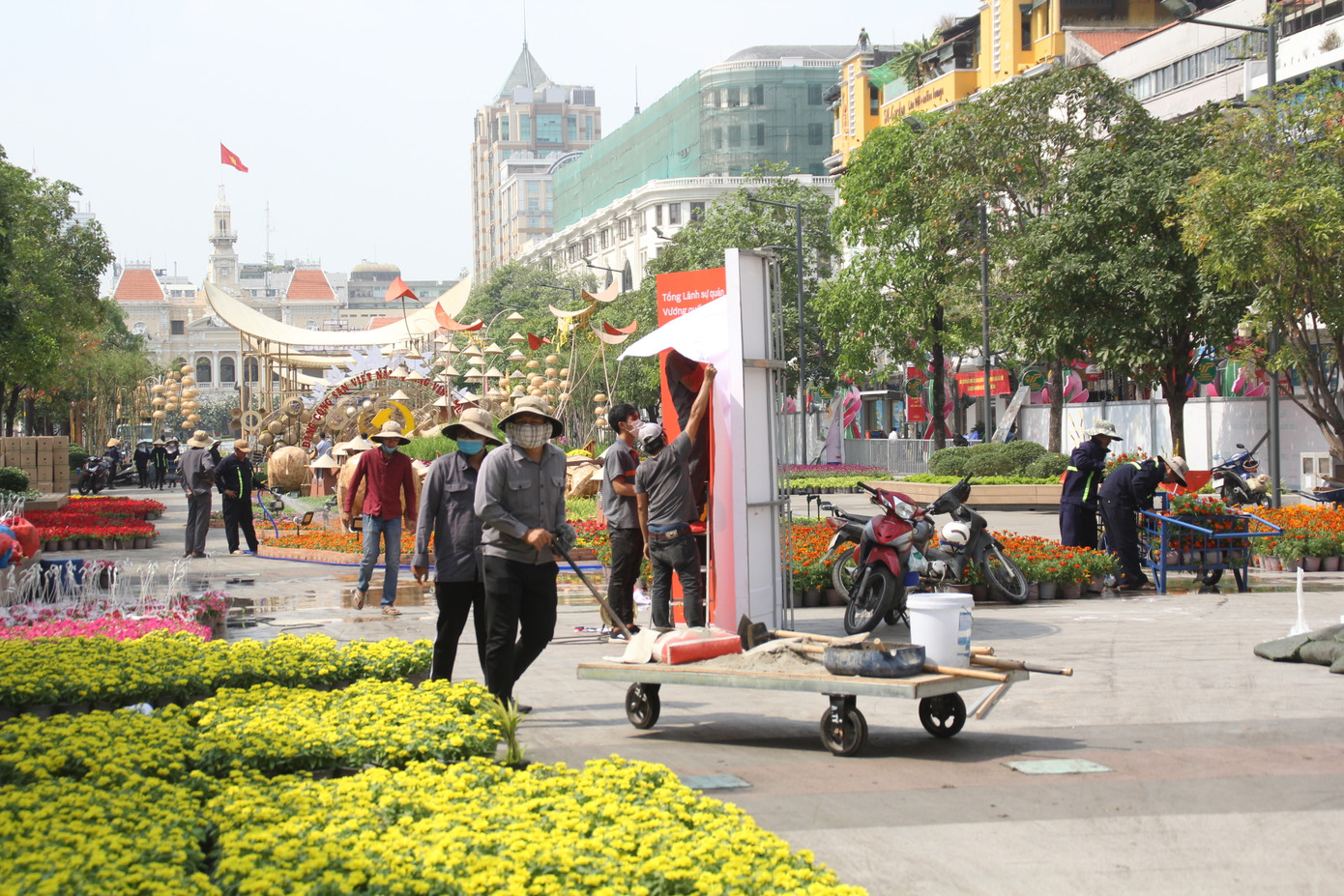 Hình hài Đường hoa Nguyễn Huệ sau hơn 10 ngày thi công ảnh 1