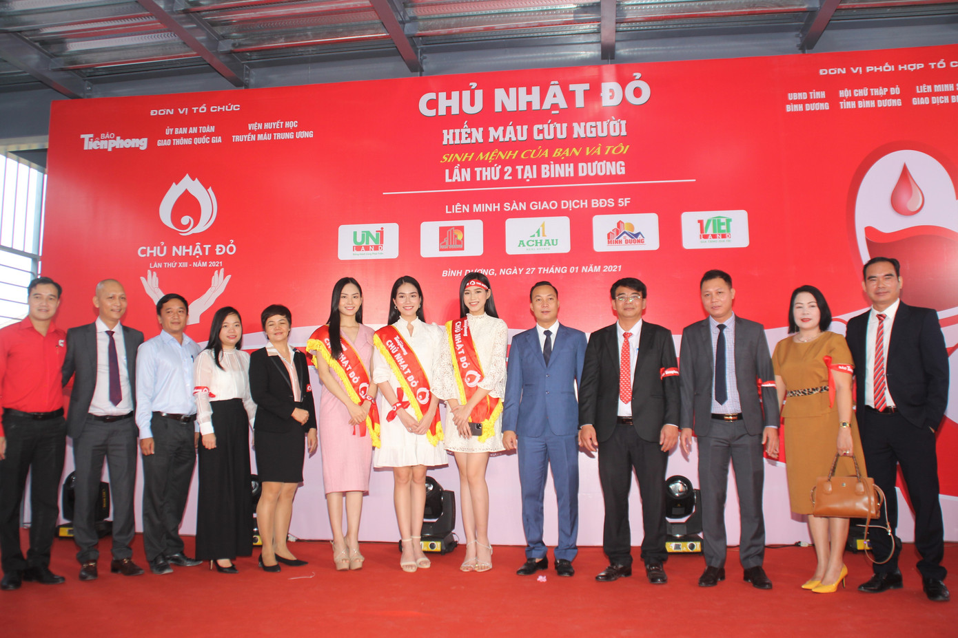 Rộn ràng ngày hội hiến máu Chủ nhật Đỏ trên đất Thủ ảnh 5