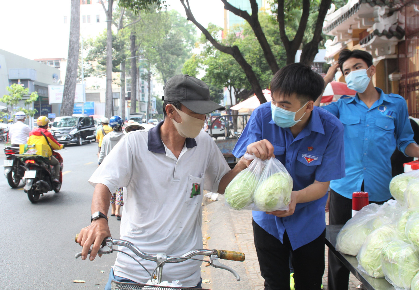 Người dân TPHCM hào hứng 'giải cứu' nông sản Hải Dương ảnh 3